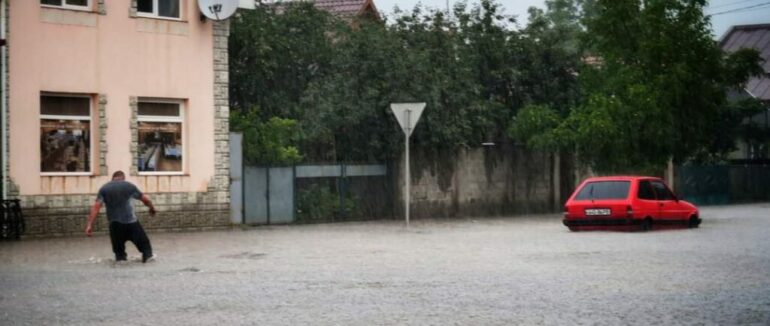 Сильна злива в Ужгороді: більша частина міста під водою