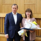 Ключі від квартири: в Ужгороді дружині Героя Юрія Михайлюка, який боронить країну подарували житло  (ФОТО)