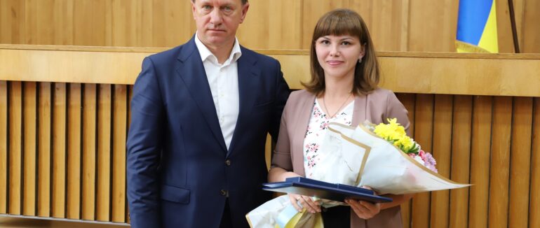 Ключі від квартири: в Ужгороді дружині Героя Юрія Михайлюка, який боронить країну подарували житло  (ФОТО)