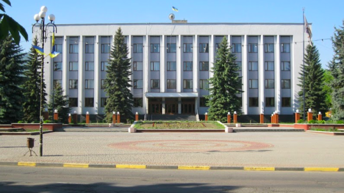 Зафіксований факт самогубства: у Тячеві працівник РДА вистрибнув з вікна