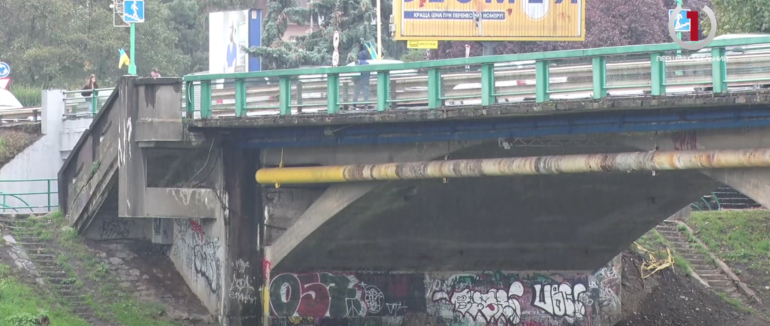 Частину водопроводу в Ужгороді під транспортним мостом капітально відремонтували (ВІДЕО)