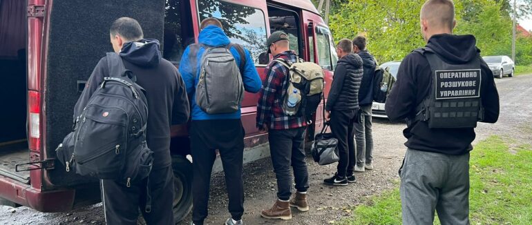 На Закарпатті та в Чернівецькій області затримали більше десятьох військовозобов’язаних чоловіків