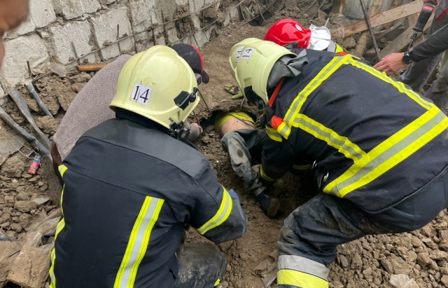 У Хусті на чоловіка впала залізобетонна плита