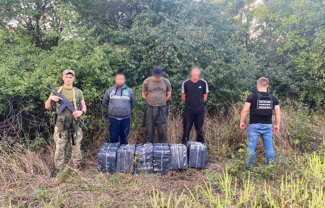 На Закарпатті затримали 3 чоловіків із контрабандними цигарками