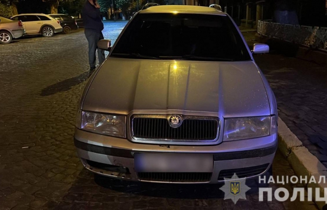 Смертельна ДТП у Хусті: автівка збила чоловіка, від удару якого кинуло під колеса фури