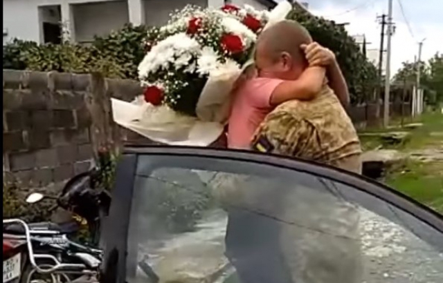 Зі сльозами на очах: на Виноградівщині закарпатський прикордонник зустрівся з рідними після довгої розлуки