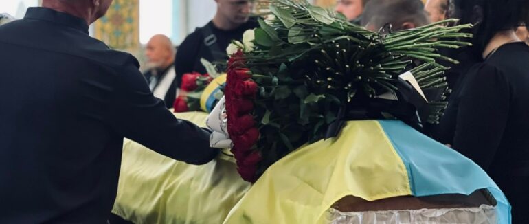 Провели в останню путь: з полеглим у війні Михайлом Бізілею сьогодні прощалися в Мукачеві (ФОТО)