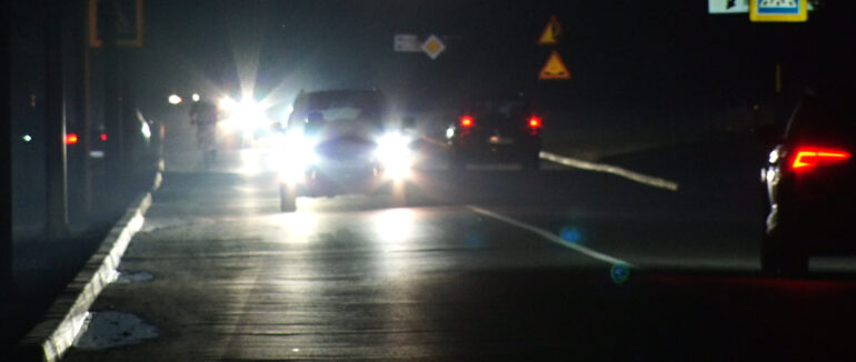 Необхідність “світлоелементів”: як безпечно пересуватися закарпатцям у темну пору доби (ВІДЕО)