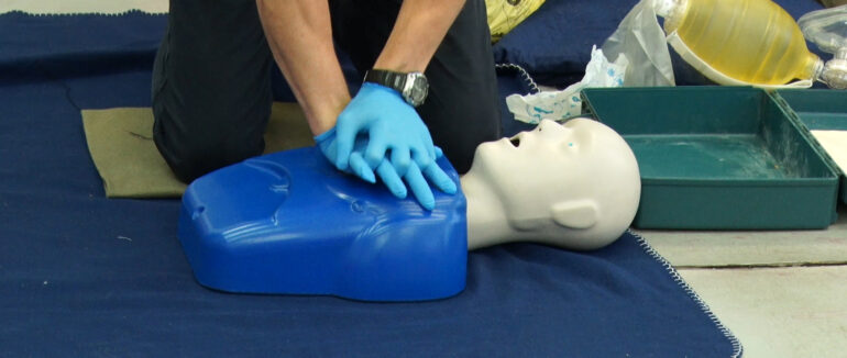 “Невідкладний” тренінг для ВПО: у шелтері Ужгорода навчали першій меддопомозі (ВІДЕО)