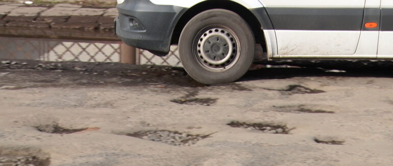 Нестерпний шлях: виноградівці нарікають на жахливий стан вулиці Тюльпанів (ВІДЕО)