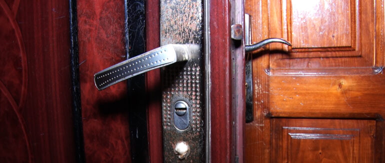 Троє невідомих вривалися в квартиру: деталі нічного інциденту в Батьові на Берегівщині (ВІДЕО)