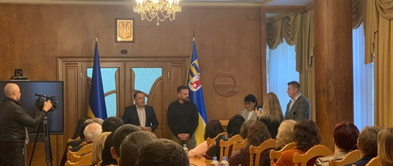 Відзначили кращих: у Закарпатській ОВА нагородили вчителів та учнів із нагоди Дня вчителя