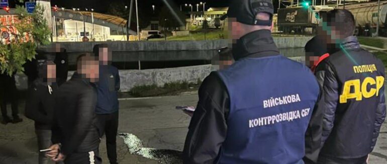 На Закарпатті адвокатка за $8000 допомагала чоловікам-призовникам втікати за кордон