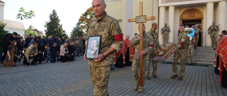 У Мукачеві попрощалися із загиблим на війні Героєм Олександром Варгою