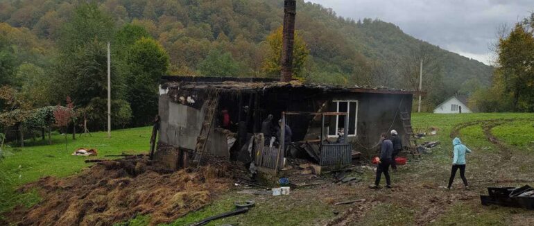 Вночі на Тячівщині горів будинок у якому ніхто не жив