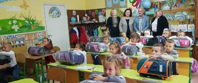 500 наплічників подарували закарпатським школярам представники Асоціації ім. Ракоці