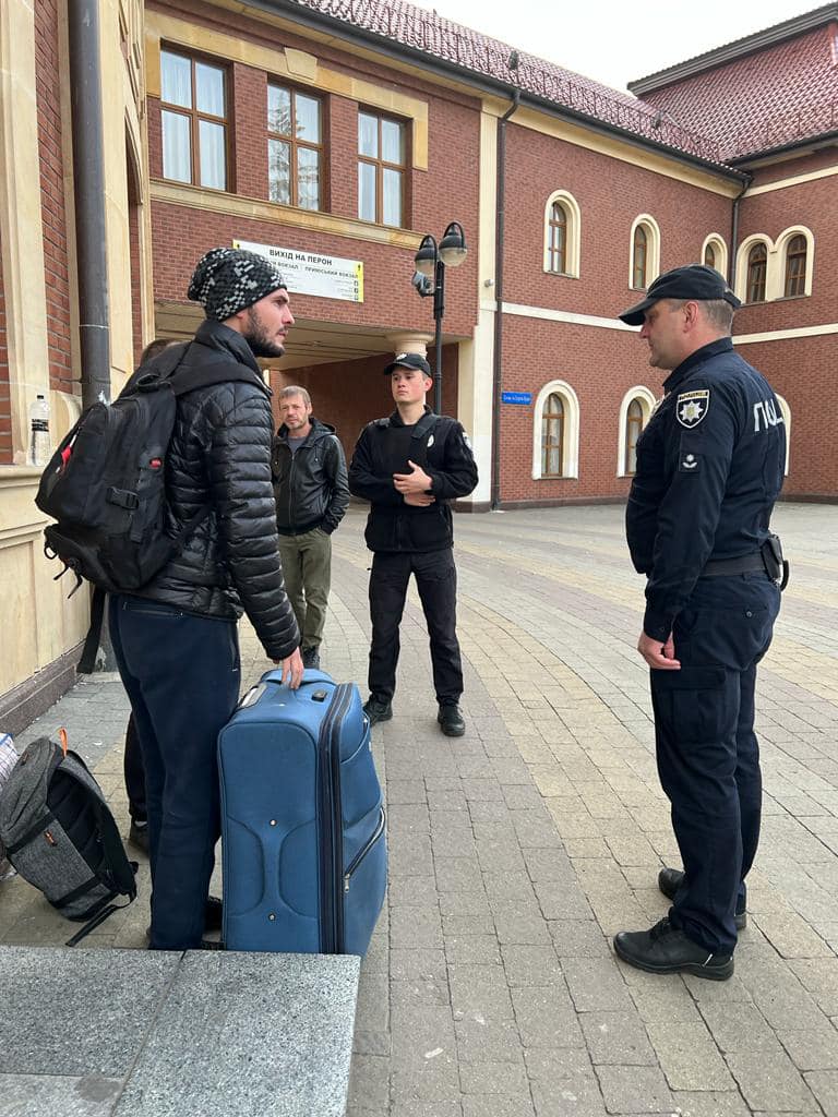 На вулицях – патрульні: на Закарпатті перевіряють байдужих до тривоги