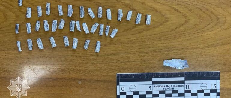 Ужгородські патрульні виявили у чоловіка 36 згортків із наркотиками