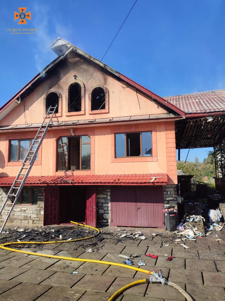 Масштабна пожежа на Рахівщині: вогонь охопив двоповерховий будинок