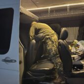 Невдала спроба: у подвійній стінці буса водій спробував провезти через кордон запчастини до автівок