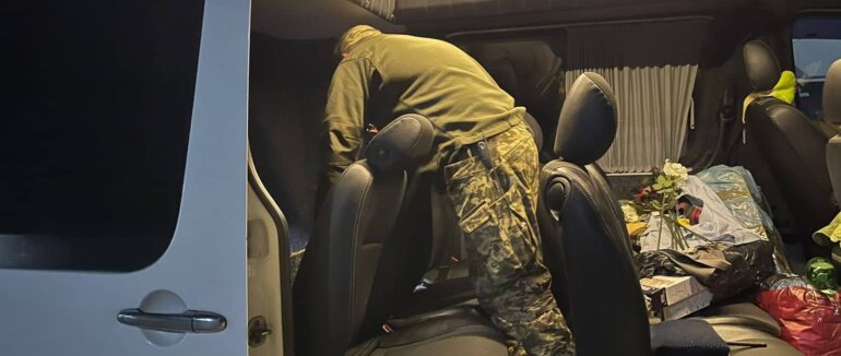 Невдала спроба: у подвійній стінці буса водій спробував провезти через кордон запчастини до автівок