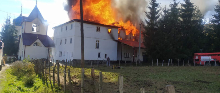 У Тячівському районі горить монастир: ліквідація досі триває