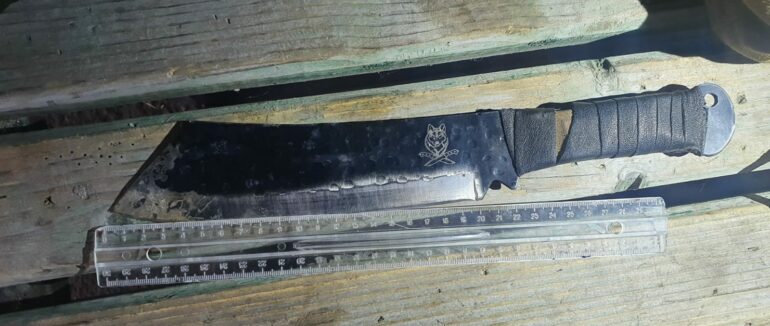 На Закарпатті прикордонники виявили у жінки запчастину від автомата, ніж та боєприпаси