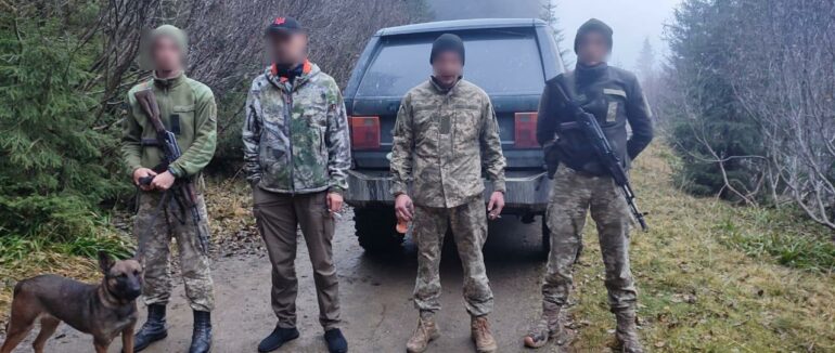 Закарпатські прикордонники затримали двох туристів, які везли з собою 3 тисячі пачок сигарет