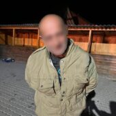 Жителька Хустщини виявила мертвим свого 56-річного брата у ліжку з ножем у грудях