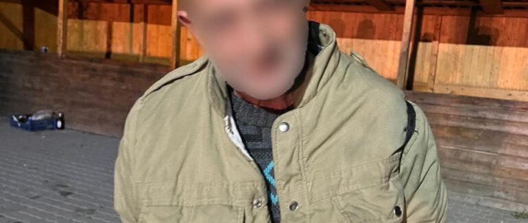 Жителька Хустщини виявила мертвим свого 56-річного брата у ліжку з ножем у грудях