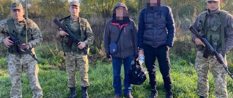 На Закарпатті затримали батька й сина, які за 5 тис євро кожен намагалися незаконного перентути кордон