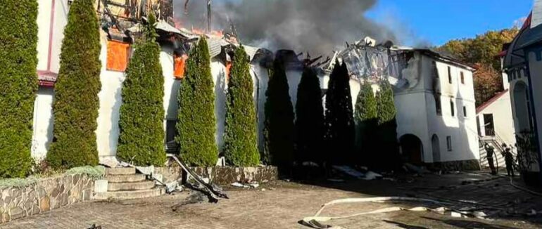 Травмувався чоловік: подробиці масштабної пожежі у монастиря на Тячівщині