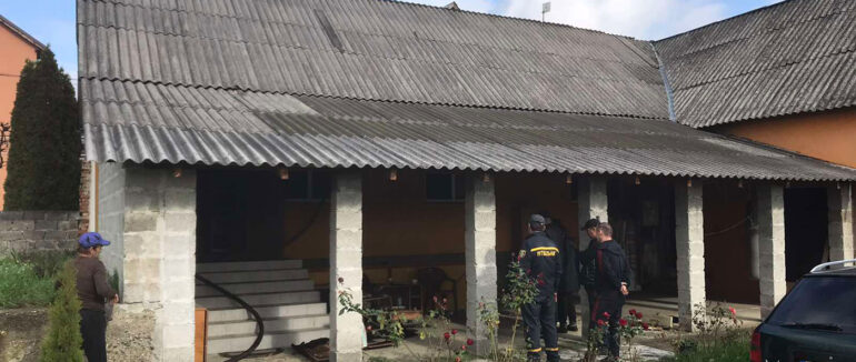 У Берегівському районі сусіди врятували будинок від вогню