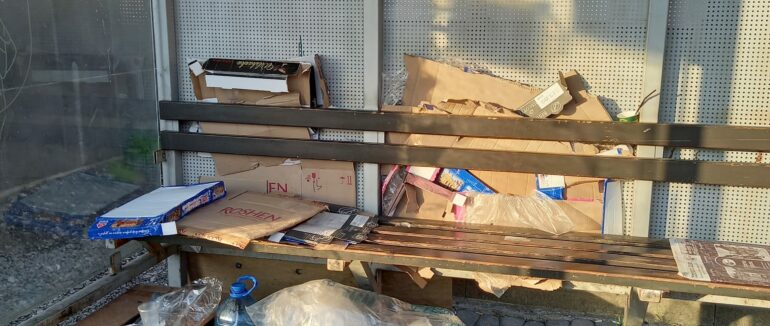 Оселилася на зупинці: у Мукачеві місцеві уже півроку страждають через безхатька (ФОТО)