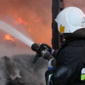 У гаражі загорілося авто: на Мукачівщині рятувальники рятували легковик