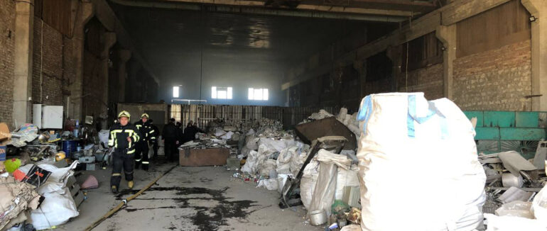 У Мукачеві виникла пожежа на території підприємства