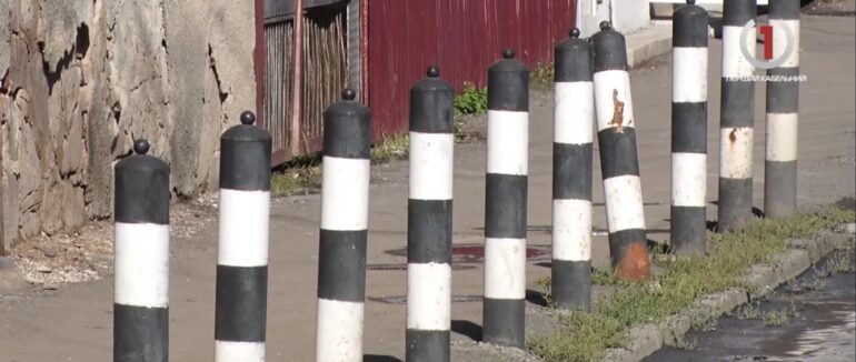 “Мільйонні антипаркувальні стовпчики”: мукачівці обурені сумнівною закупівлею під час війни (ВІДЕО)