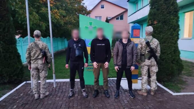Сім військовозобов’язаних чоловіків затримали біля кордону на Закарпатті