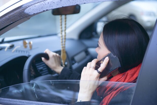 Майже 600 закарпатців понесли відповідальність за телефонні розмови за кермом