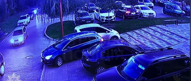 В Ужгороді водій Opel наїхав на Mercedes і втік