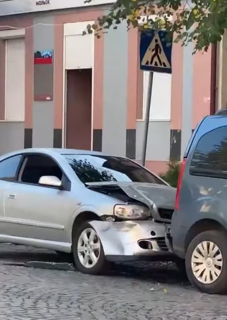 Намагався запаркуватися під знак: у Мукачеві трапилася ДТП за участю чотирьох автомобілів