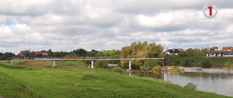 Небезпечна переправа: доля обіцяного пішохідного мосту в Мукачеві (ВІДЕО)