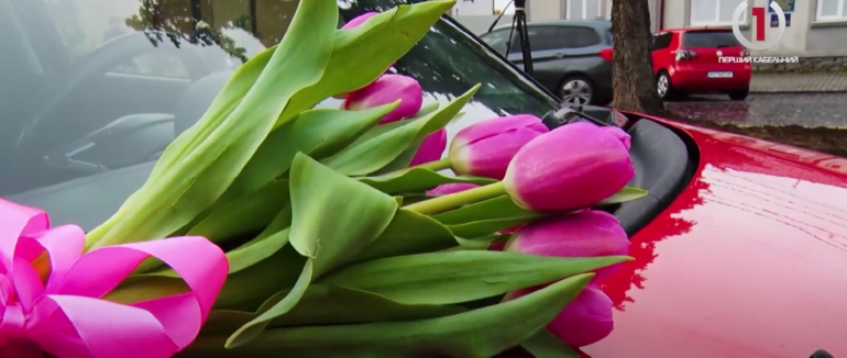 Тюльпани для Романа Жука: мукачівці висадили квіткову алею у пам’ять про героя (ВІДЕО)