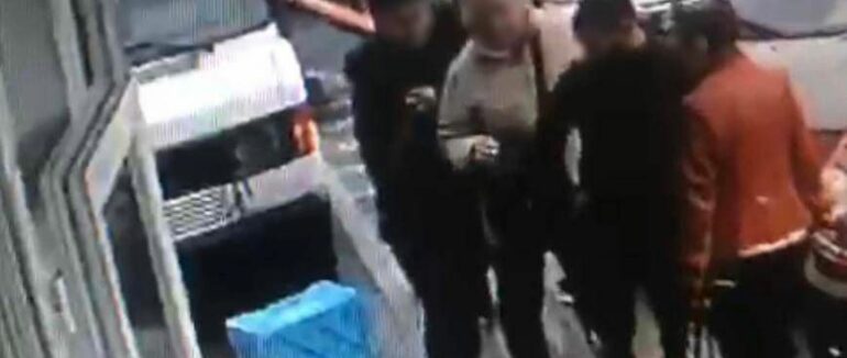 У Мукачеві на ринку викрили у пенсіонерки гаманець з грошима