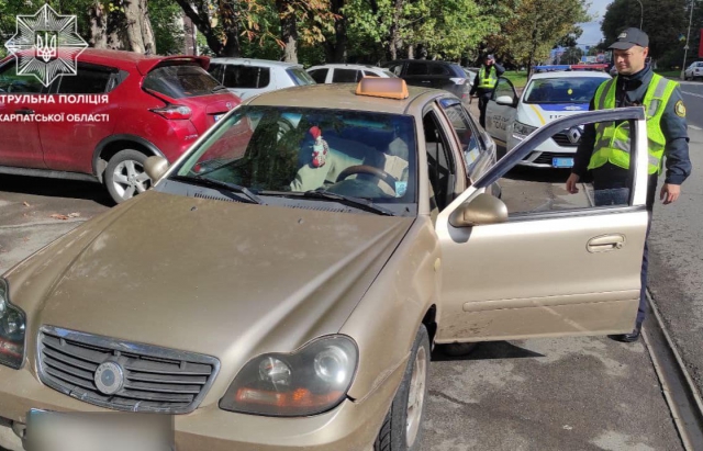 Патрульні Закарпаття повідомили скільки нелегальних таксистів оштрафували за тиждень
