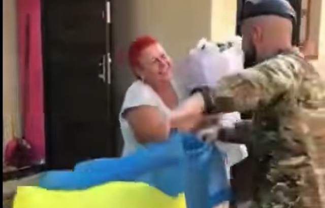 Зворушливе відео: військовий з 128 окремої гірсько-штурмової бригади зустрівся з мамою