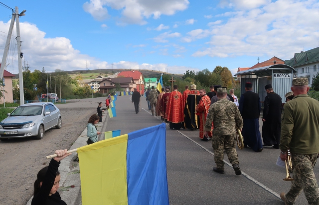 На Закарпатті на колінах з Героєм Михайлом Григою