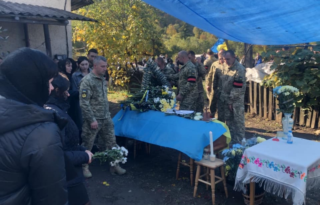 На Закарпатті попрощалися із полеглим Героєм Михайлом Чомоляком