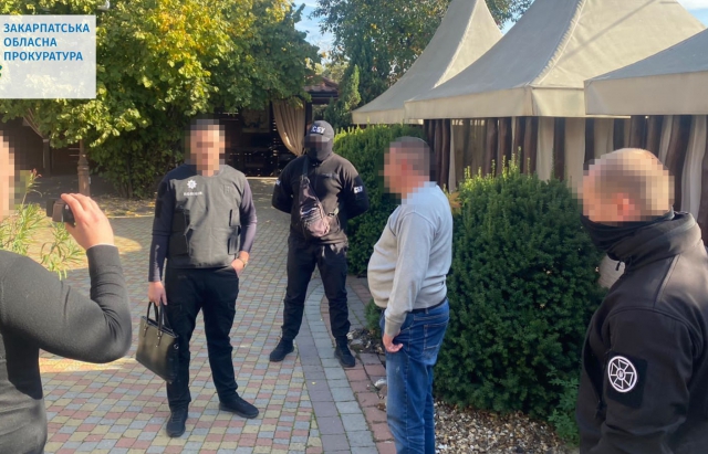 “Спіймали на гарячому”: на Закарпатті підприємець отримав $20 000 хабаря