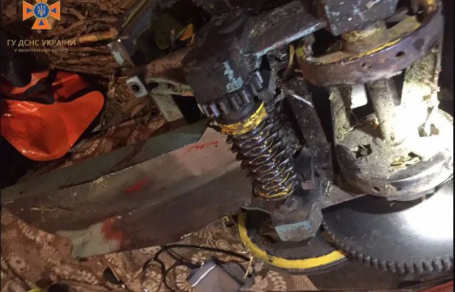 Закарпатцеві затисло руку електричною дробаркою: допомогу надали медики та ДСНС